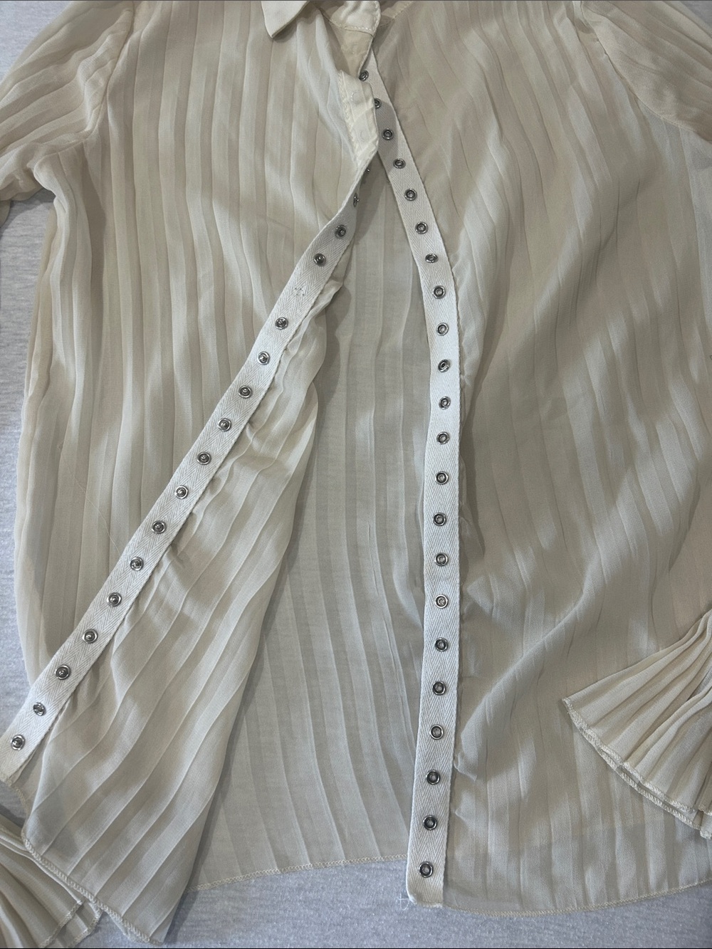 SHEIN Cream Pleated Ruffle Cuff Button-Up Blouse Sz XS - Picture 5 of 6